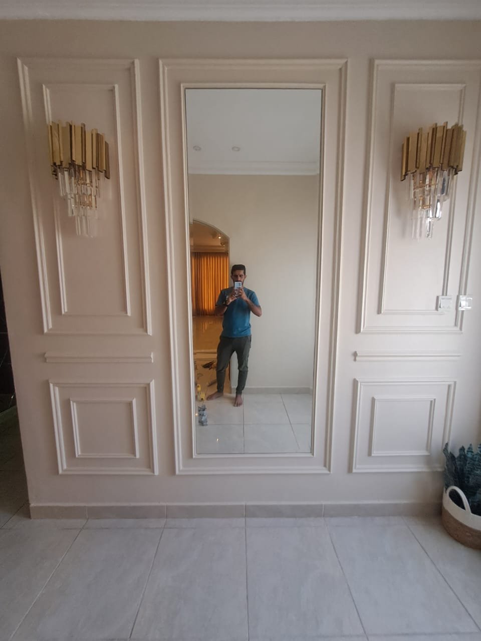 معلم ورق حائط في الدمام